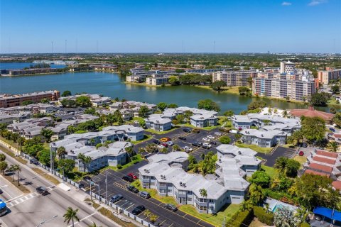 Condo in Miami, Florida, 2 bedrooms № 1989571 - photo 18