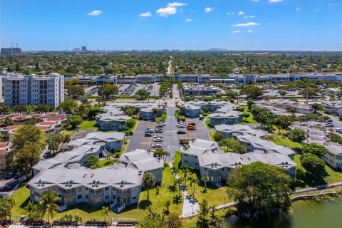 Condo in Miami, Florida, 2 bedrooms № 1989571 - photo 1