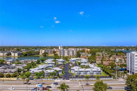Condo in Miami, Florida, 2 bedrooms № 1989571 - photo 17