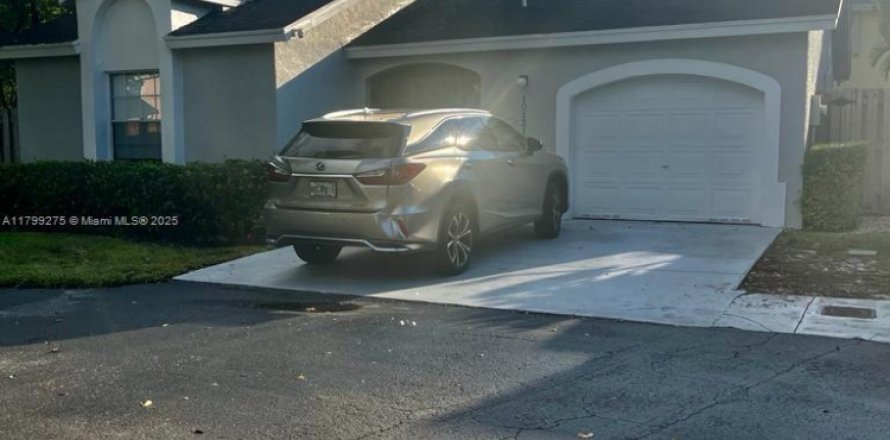 Casa en Doral, Florida 3 dormitorios, 98.85 m2 № 1861578