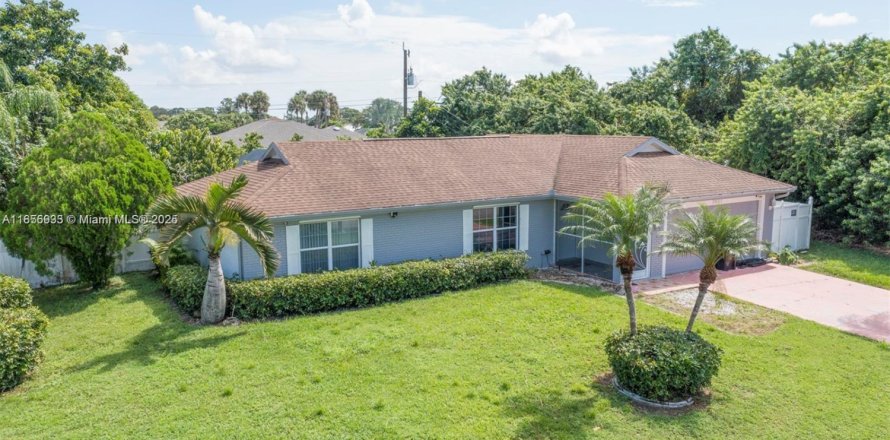 House in Port St. Lucie, Florida 4 bedrooms, 218.13 sq.m. № 1895675