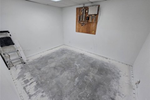 Propiedad comercial en venta en Sunrise, Florida № 1980825 - foto 19