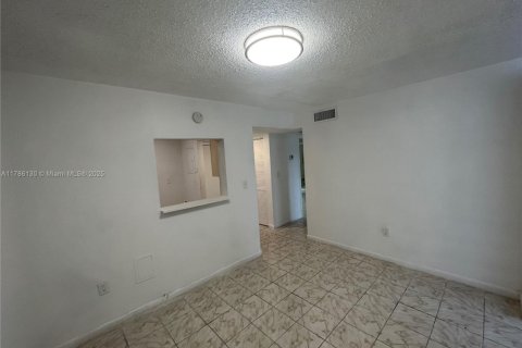 Condo in Lauderdale Lakes, Florida, 1 bedroom  № 1731183 - photo 4