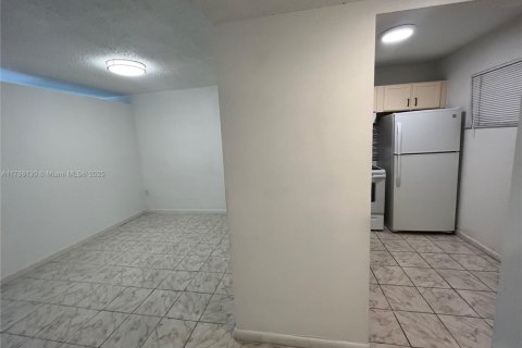 Condo in Lauderdale Lakes, Florida, 1 bedroom  № 1731183 - photo 5