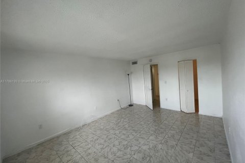 Condo in Lauderdale Lakes, Florida, 1 bedroom  № 1731183 - photo 10