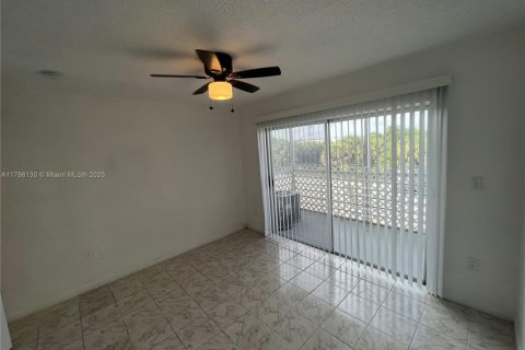 Condo in Lauderdale Lakes, Florida, 1 bedroom  № 1731183 - photo 1