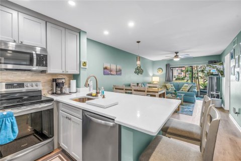 Condo in Saint Petersburg, Florida, 2 bedrooms  № 2222429 - photo 6