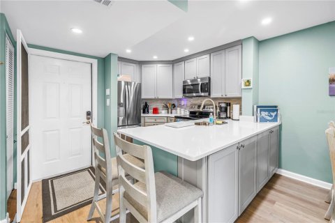 Condo in Saint Petersburg, Florida, 2 bedrooms  № 2222429 - photo 9