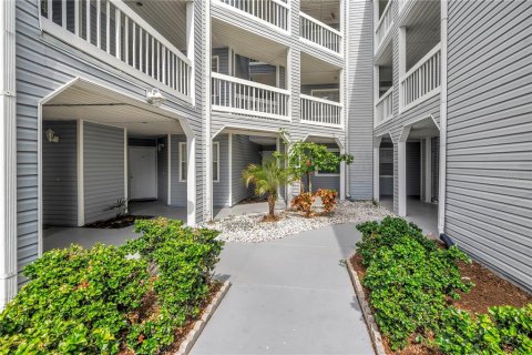 Condo in Saint Petersburg, Florida, 2 bedrooms  № 2222429 - photo 30