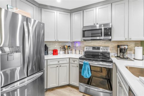 Condo in Saint Petersburg, Florida, 2 bedrooms  № 2222429 - photo 7
