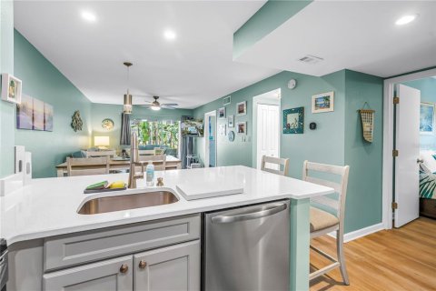 Condo in Saint Petersburg, Florida, 2 bedrooms  № 2222429 - photo 8