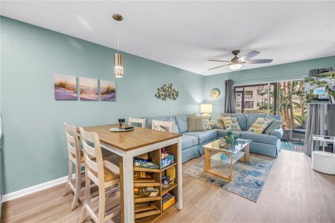 Condo in Saint Petersburg, Florida, 2 bedrooms  № 2222429 - photo 10
