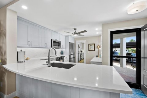 Condo in Longboat Key, Florida, 2 bedrooms  № 2288011 - photo 17