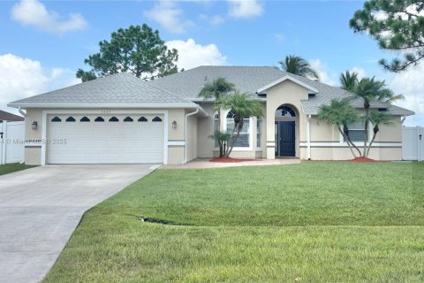 House in Port St. Lucie, Florida 4 bedrooms, 212.1 sq.m. № 1839603 - photo 1