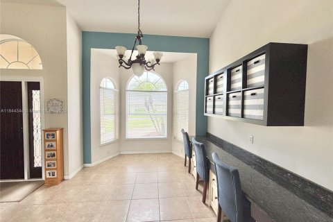 House in Port St. Lucie, Florida 4 bedrooms, 212.1 sq.m. № 1839603 - photo 2