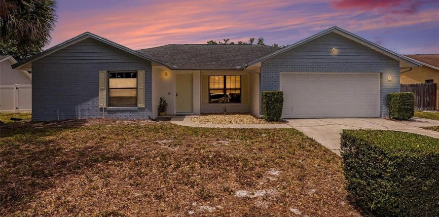 House in Oviedo, Florida 3 bedrooms, 164.81 sq.m. № 2230400