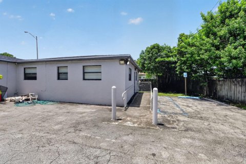 Commercial property in North Miami Beach, Florida № 2248206 - photo 24