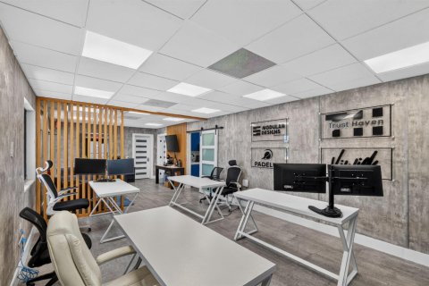Commercial property in North Miami Beach, Florida № 2248206 - photo 10