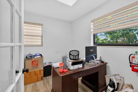 Commercial property in North Miami Beach, Florida № 2248206 - photo 26