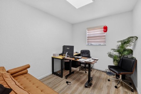 Commercial property in North Miami Beach, Florida № 2248206 - photo 29