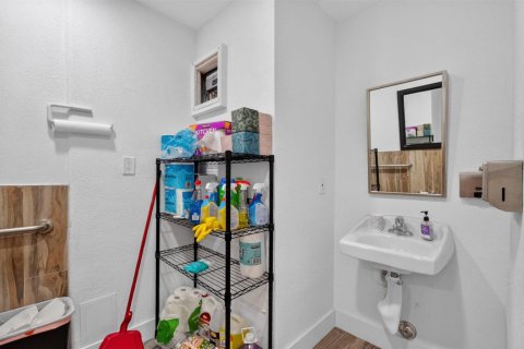 Commercial property in North Miami Beach, Florida № 2248206 - photo 28