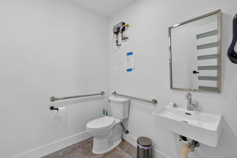 Commercial property in North Miami Beach, Florida № 2248206 - photo 16