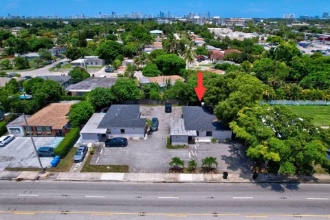 Commercial property in North Miami Beach, Florida № 2248206 - photo 2