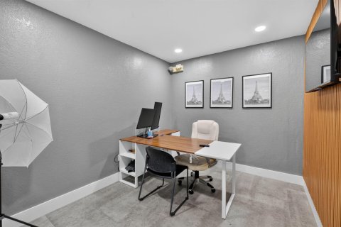 Commercial property in North Miami Beach, Florida № 2248206 - photo 20
