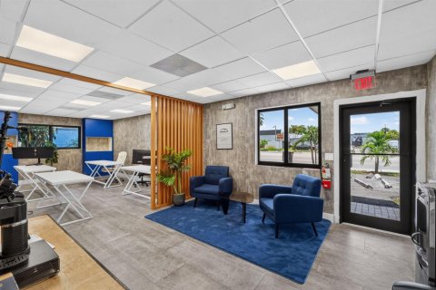Commercial property in North Miami Beach, Florida № 2248206