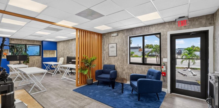 Commercial property in North Miami Beach, Florida № 2248206