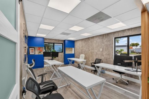 Commercial property in North Miami Beach, Florida № 2248206 - photo 6