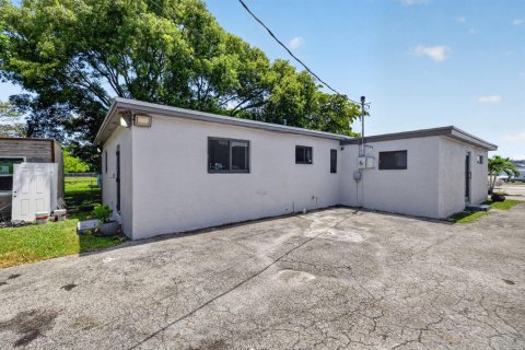 Commercial property in North Miami Beach, Florida № 2248206 - photo 18