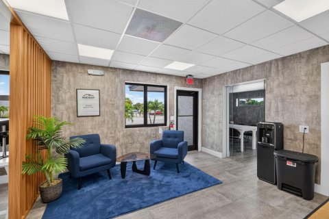 Commercial property in North Miami Beach, Florida № 2248206 - photo 7
