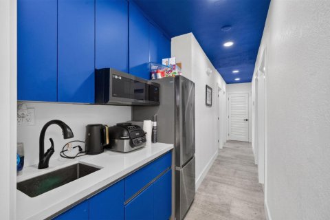 Commercial property in North Miami Beach, Florida № 2248206 - photo 21