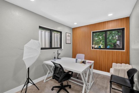 Commercial property in North Miami Beach, Florida № 2248206 - photo 19