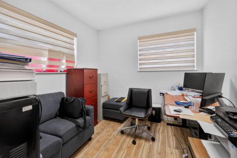 Commercial property in North Miami Beach, Florida № 2248206 - photo 25
