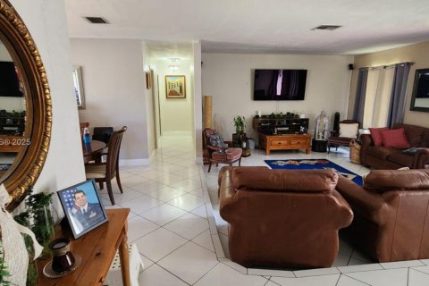 House in Cutler Bay, Florida 3 bedrooms, 170.94 sq.m. № 1726188 - photo 5
