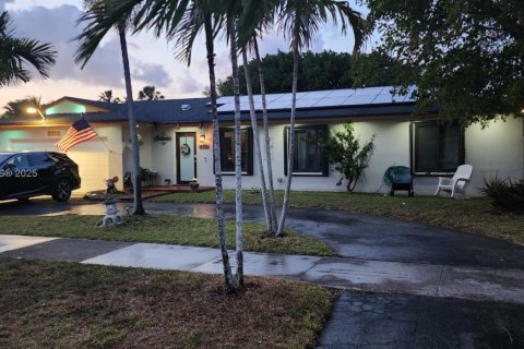 House in Cutler Bay, Florida 3 bedrooms, 170.94 sq.m. № 1726188 - photo 1