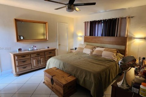 House in Cutler Bay, Florida 3 bedrooms, 170.94 sq.m. № 1726188 - photo 13