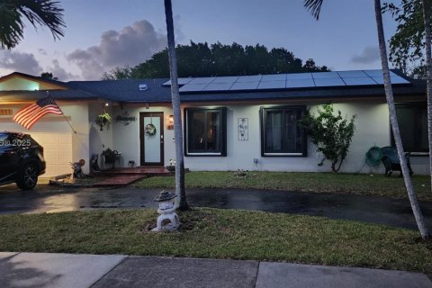 House in Cutler Bay, Florida 3 bedrooms, 170.94 sq.m. № 1726188 - photo 2