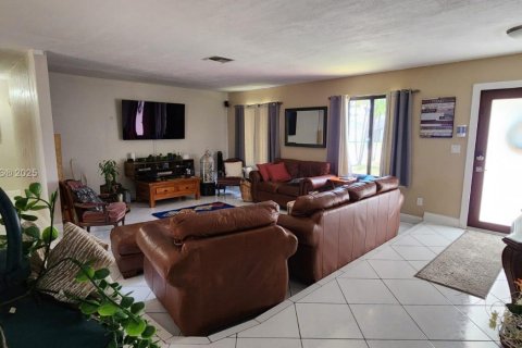 House in Cutler Bay, Florida 3 bedrooms, 170.94 sq.m. № 1726188 - photo 4