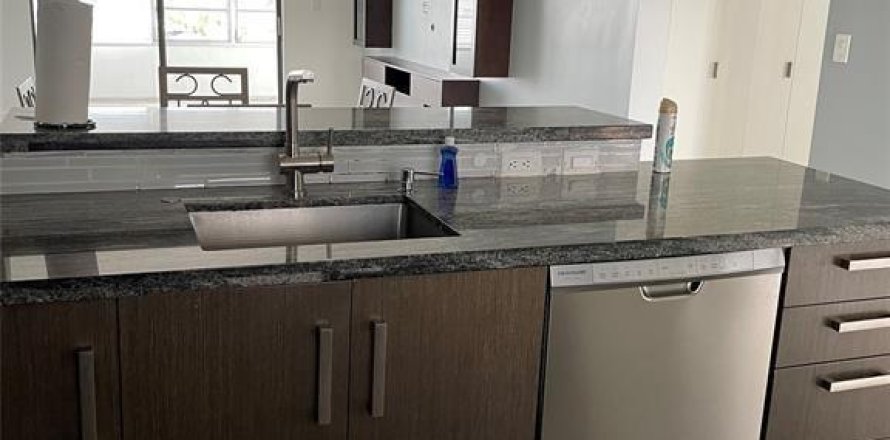 Condo in Lauderdale Lakes, Florida, 2 bedrooms  № 2086923
