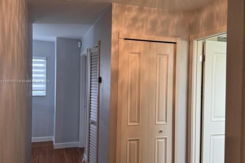 Casa en venta en Miami, Florida, 3 dormitorios, 159.05 m2 № 1864193 - foto 11