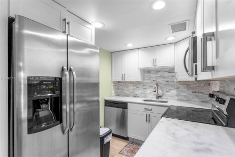 Condo in Oakland Park, Florida, 1 bedroom  № 2021049 - photo 2