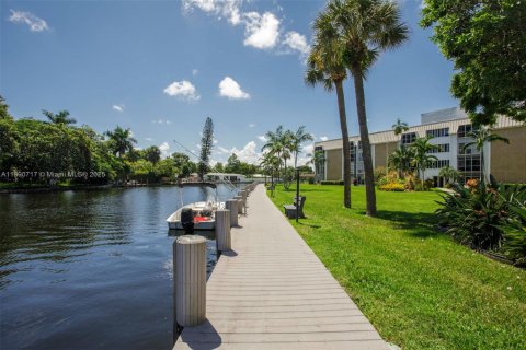 Condo in Oakland Park, Florida, 1 bedroom  № 2021049 - photo 13