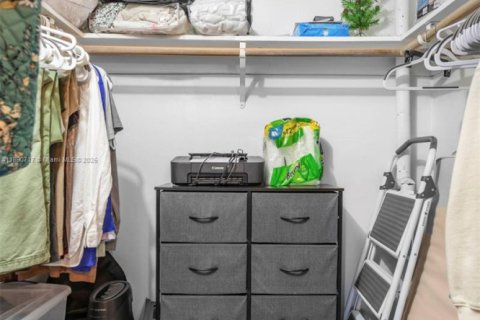 Condo in Oakland Park, Florida, 1 bedroom  № 2021049 - photo 9