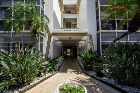 Condo in Oakland Park, Florida, 1 bedroom  № 2021049 - photo 17