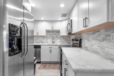 Condo in Oakland Park, Florida, 1 bedroom  № 2021049