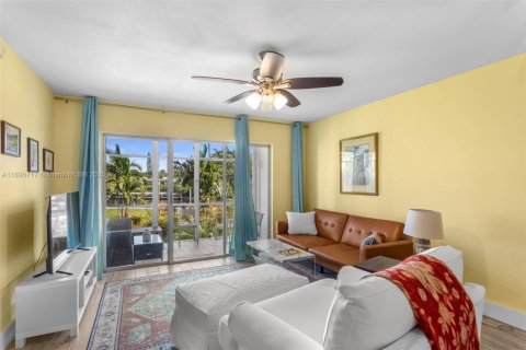 Condo in Oakland Park, Florida, 1 bedroom  № 2021049 - photo 4