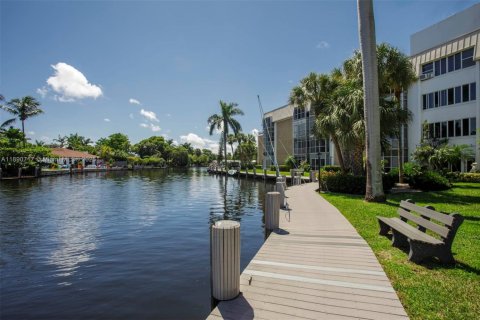 Condo in Oakland Park, Florida, 1 bedroom  № 2021049 - photo 12